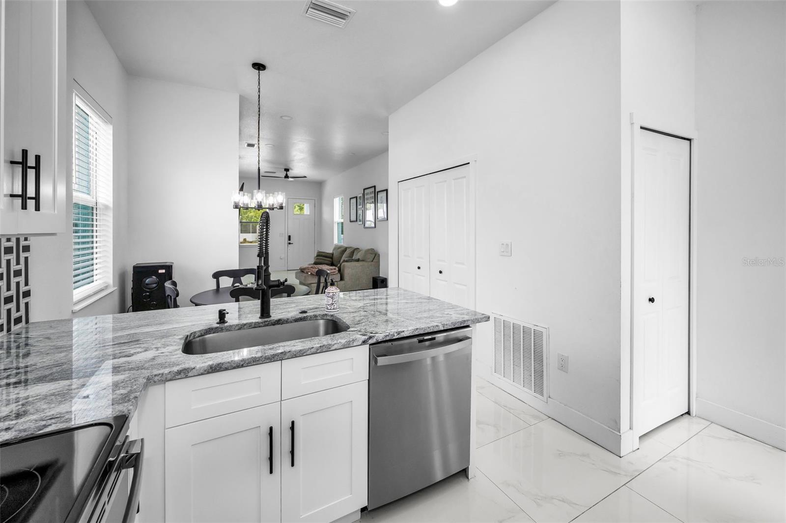 Listing photo id 17 for 3402 Clifton Street