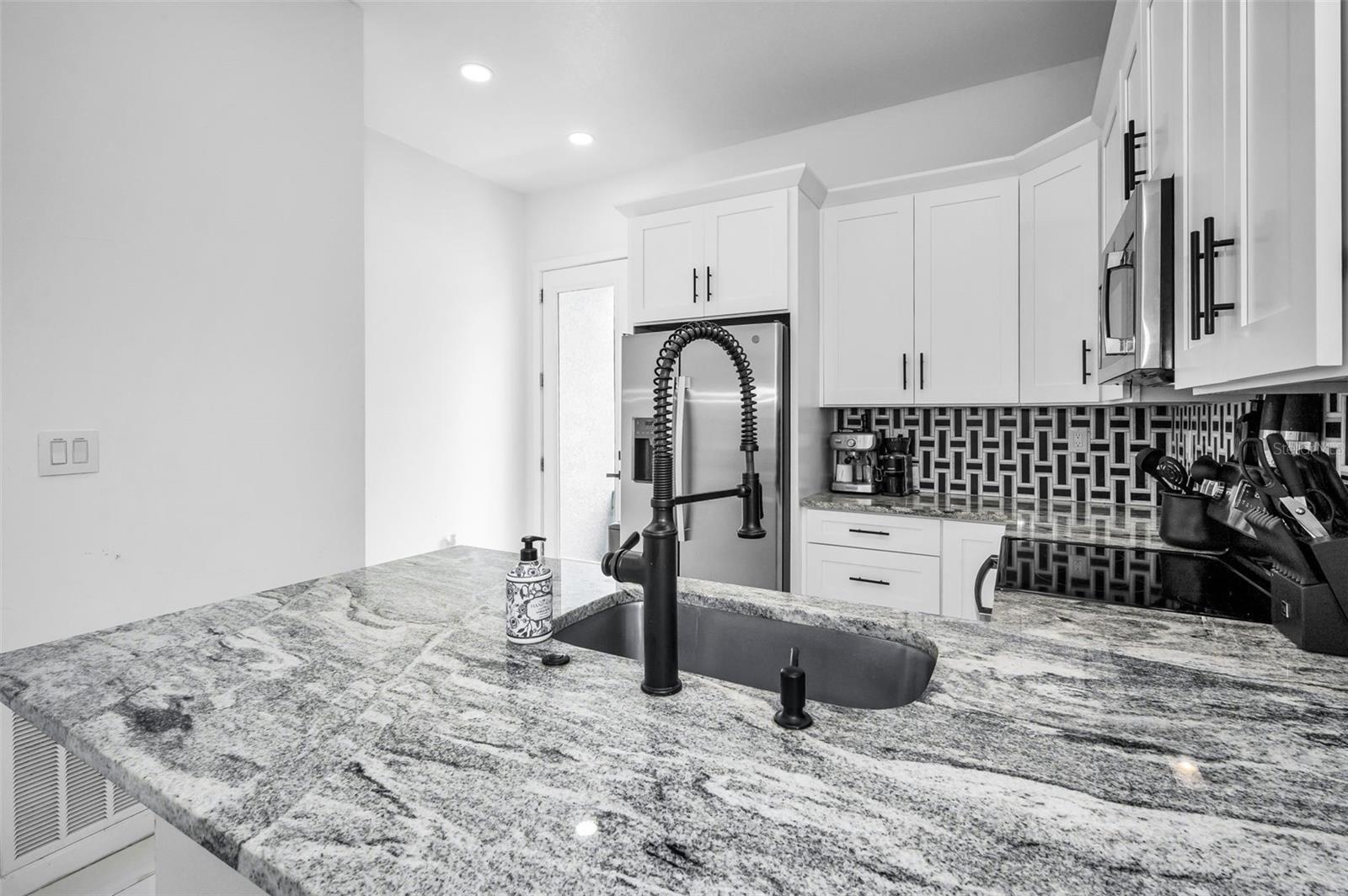 Listing photo id 18 for 3402 Clifton Street