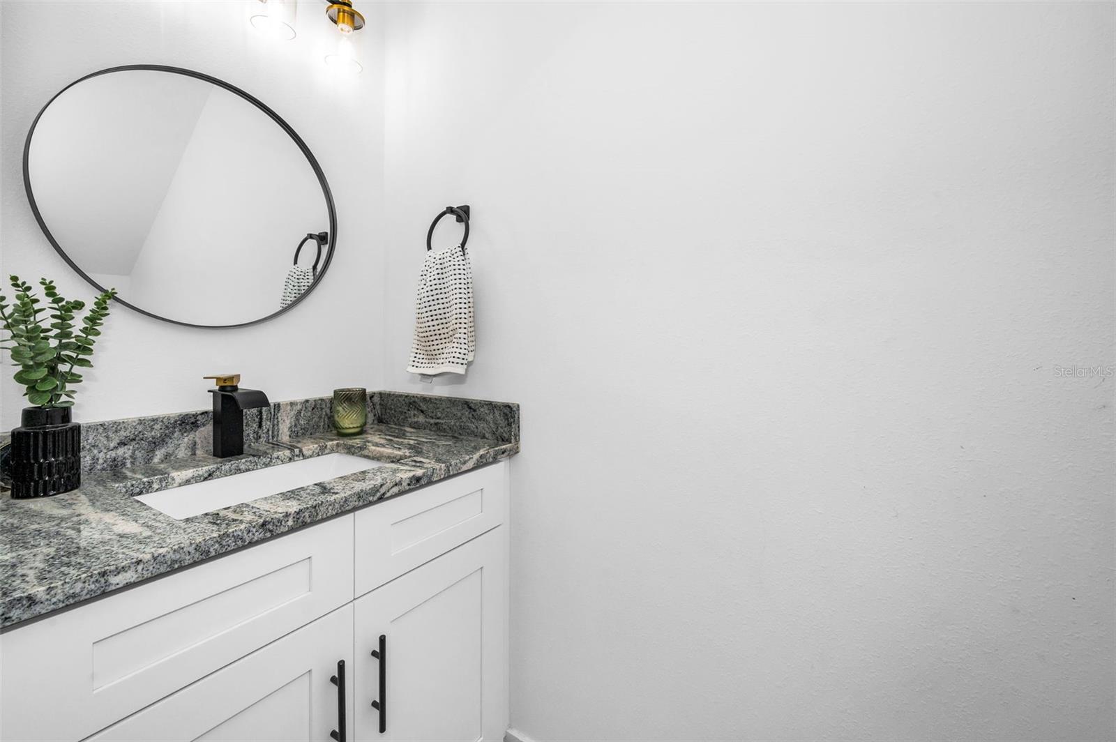 Listing photo id 19 for 3402 Clifton Street