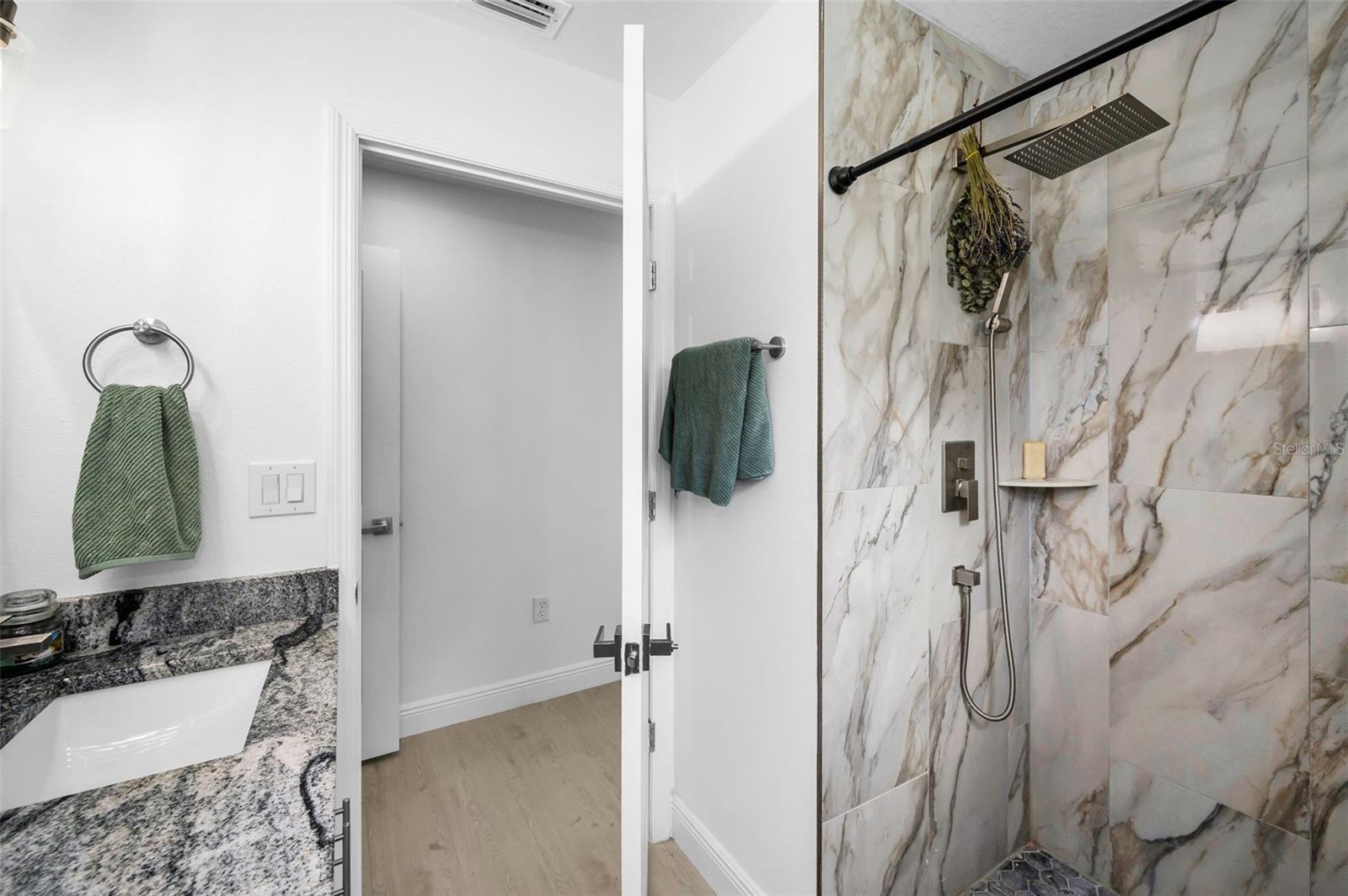 Listing photo id 28 for 3402 Clifton Street