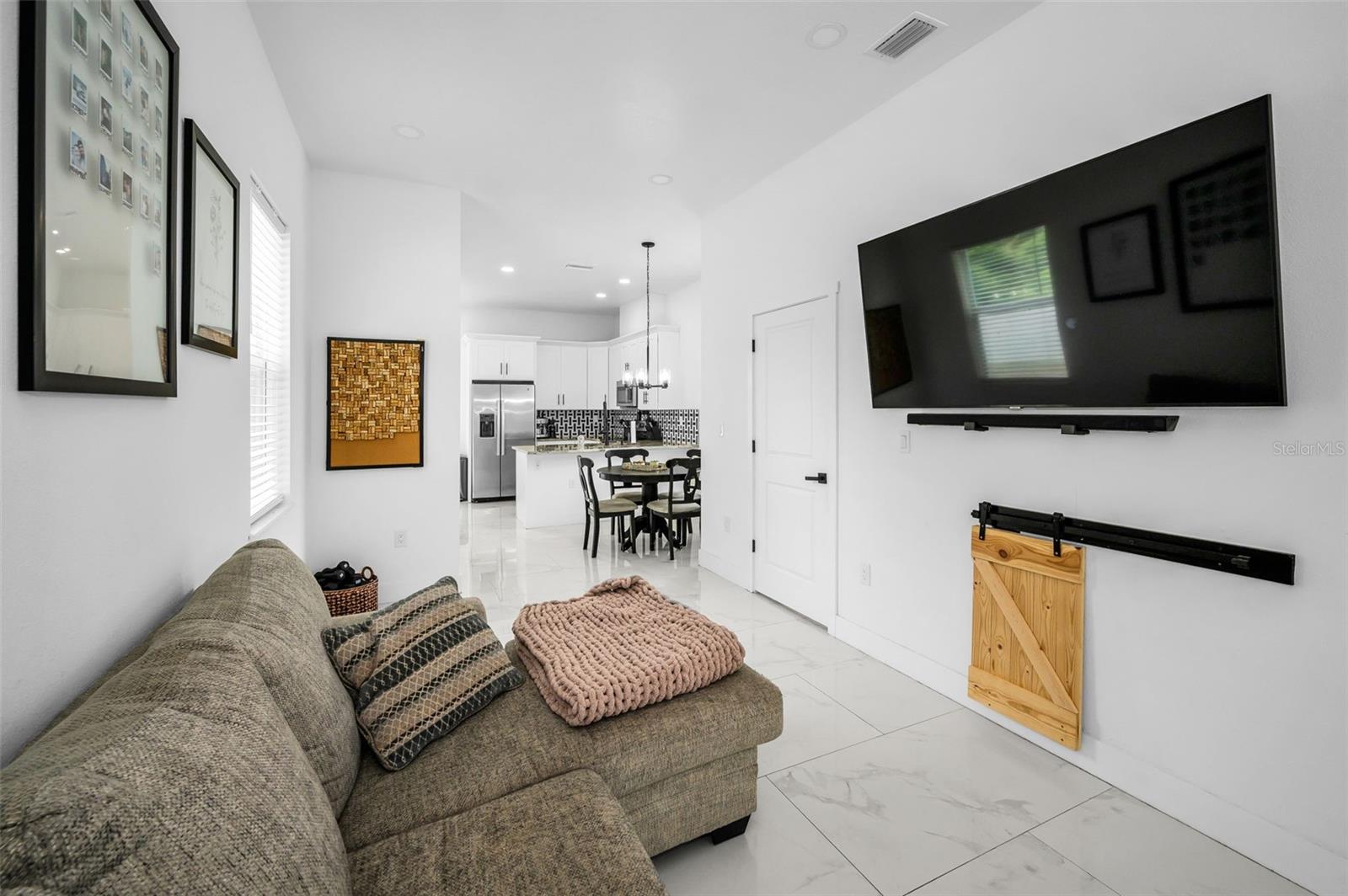 Listing photo id 5 for 3402 Clifton Street