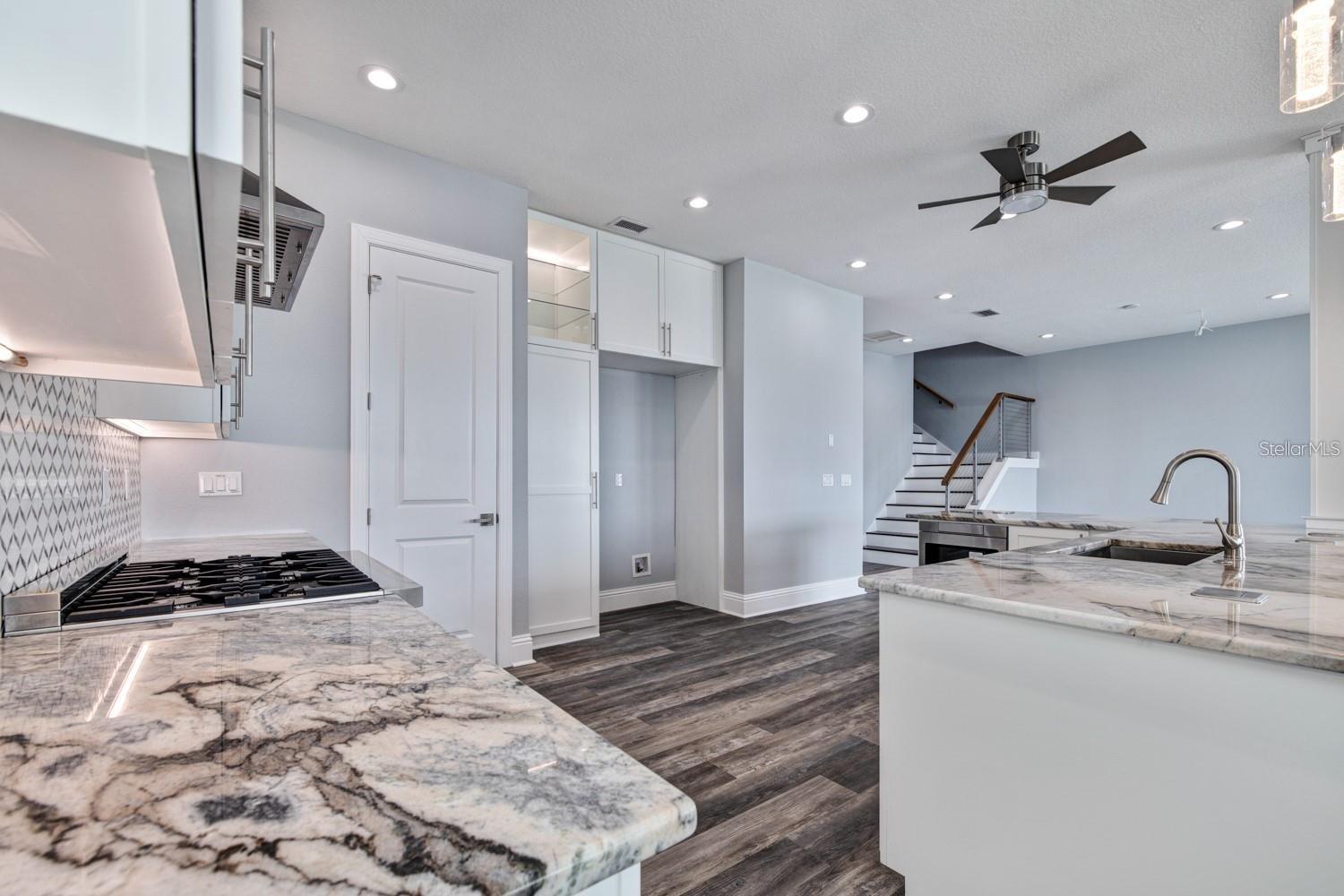 Listing photo id 10 for 371 12th Avenue