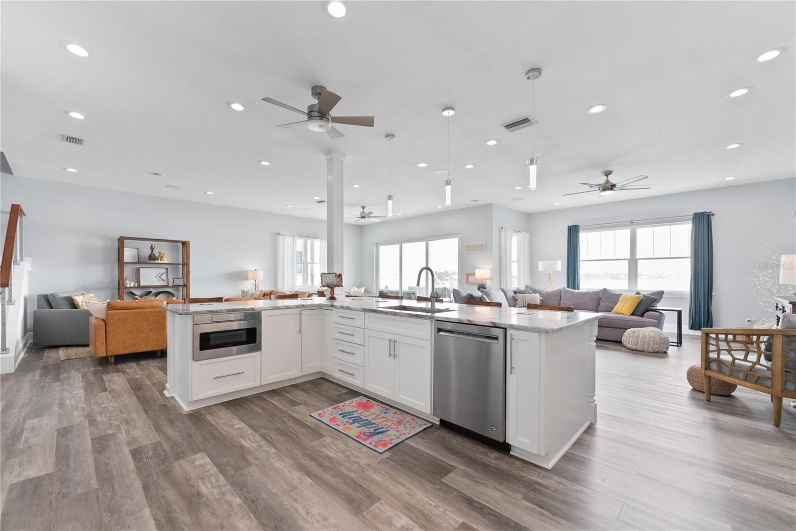 Listing photo id 11 for 371 12th Avenue