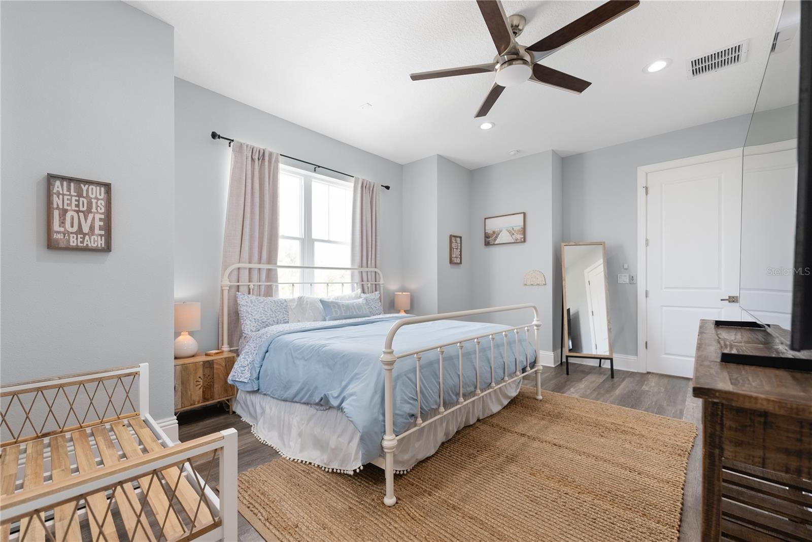 Listing photo id 28 for 371 12th Avenue