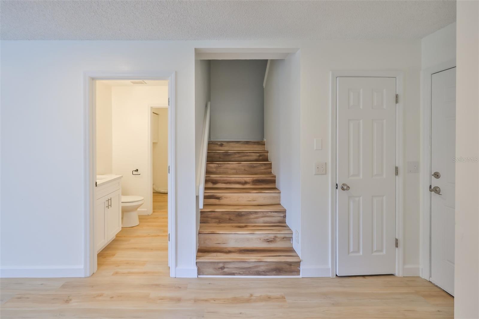 Image 19 of 46 For 13703 Sweetwater Cove Place