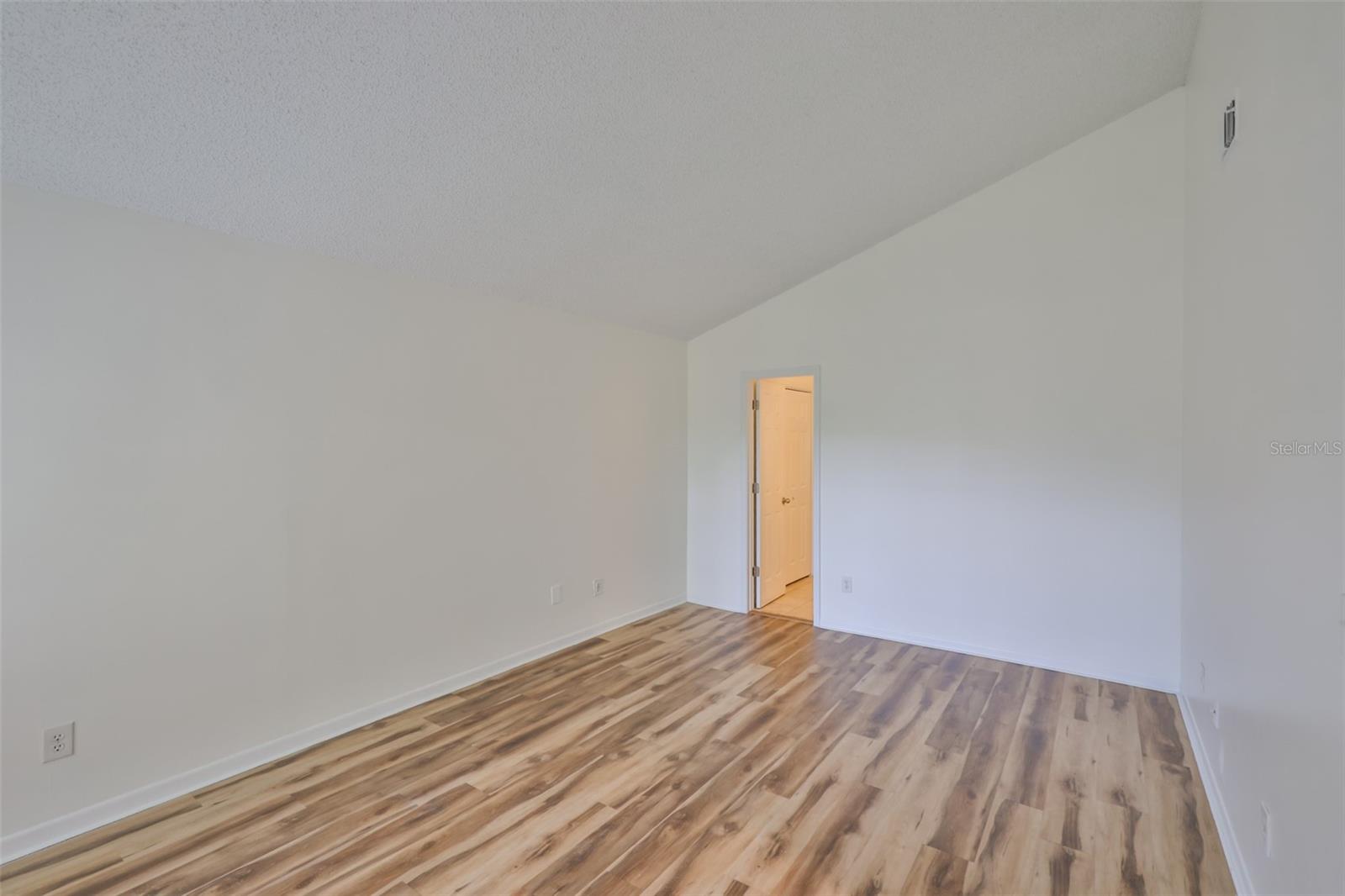 Image 21 of 46 For 13703 Sweetwater Cove Place