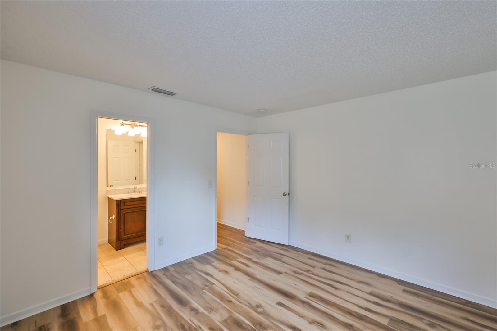 Image 27 of 46 For 13703 Sweetwater Cove Place