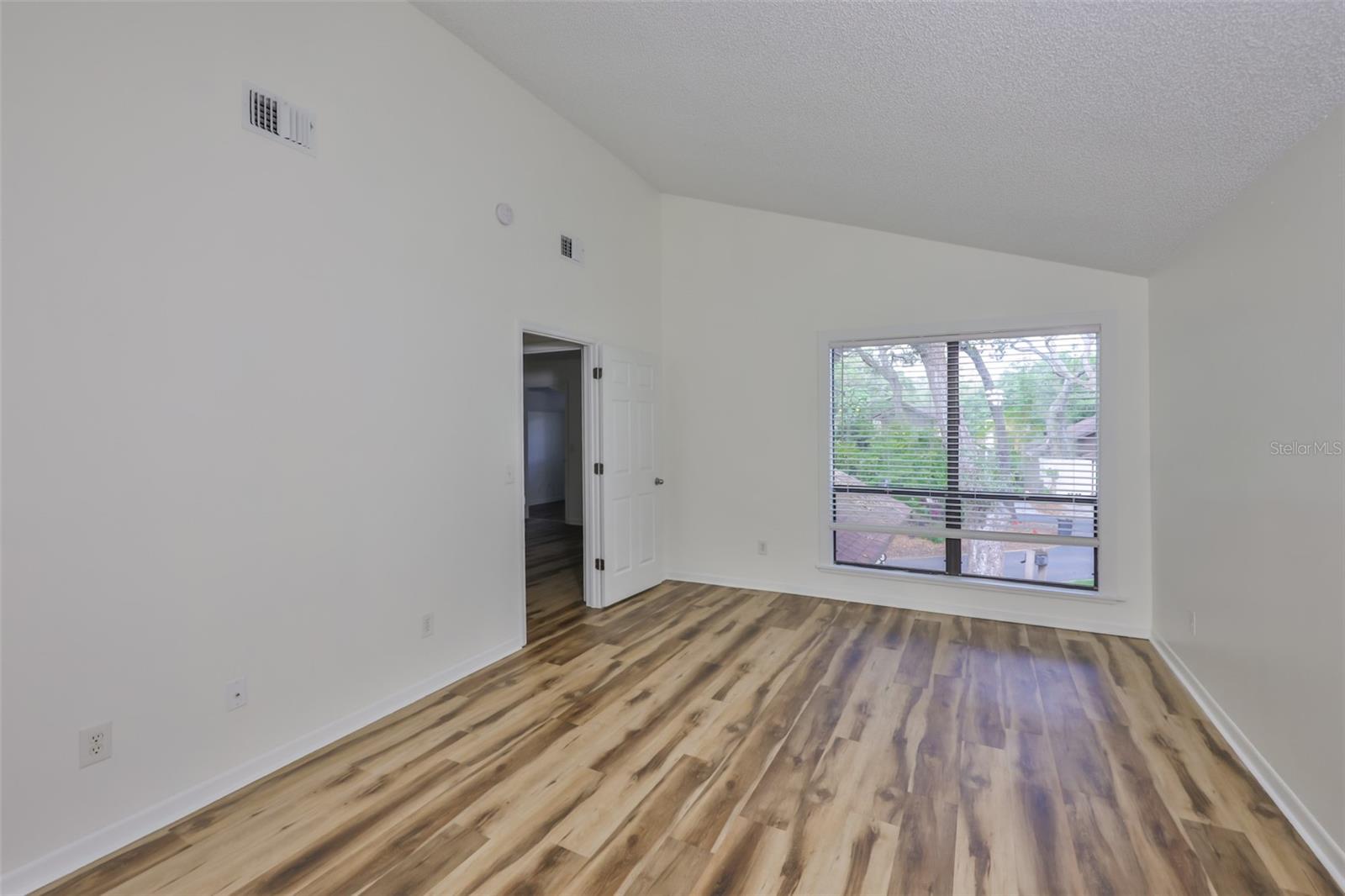 Image 5 of 46 For 13703 Sweetwater Cove Place