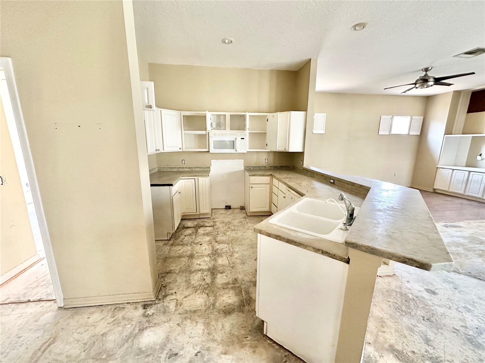 Image 11 of 40 For 1145 Riveredge Drive