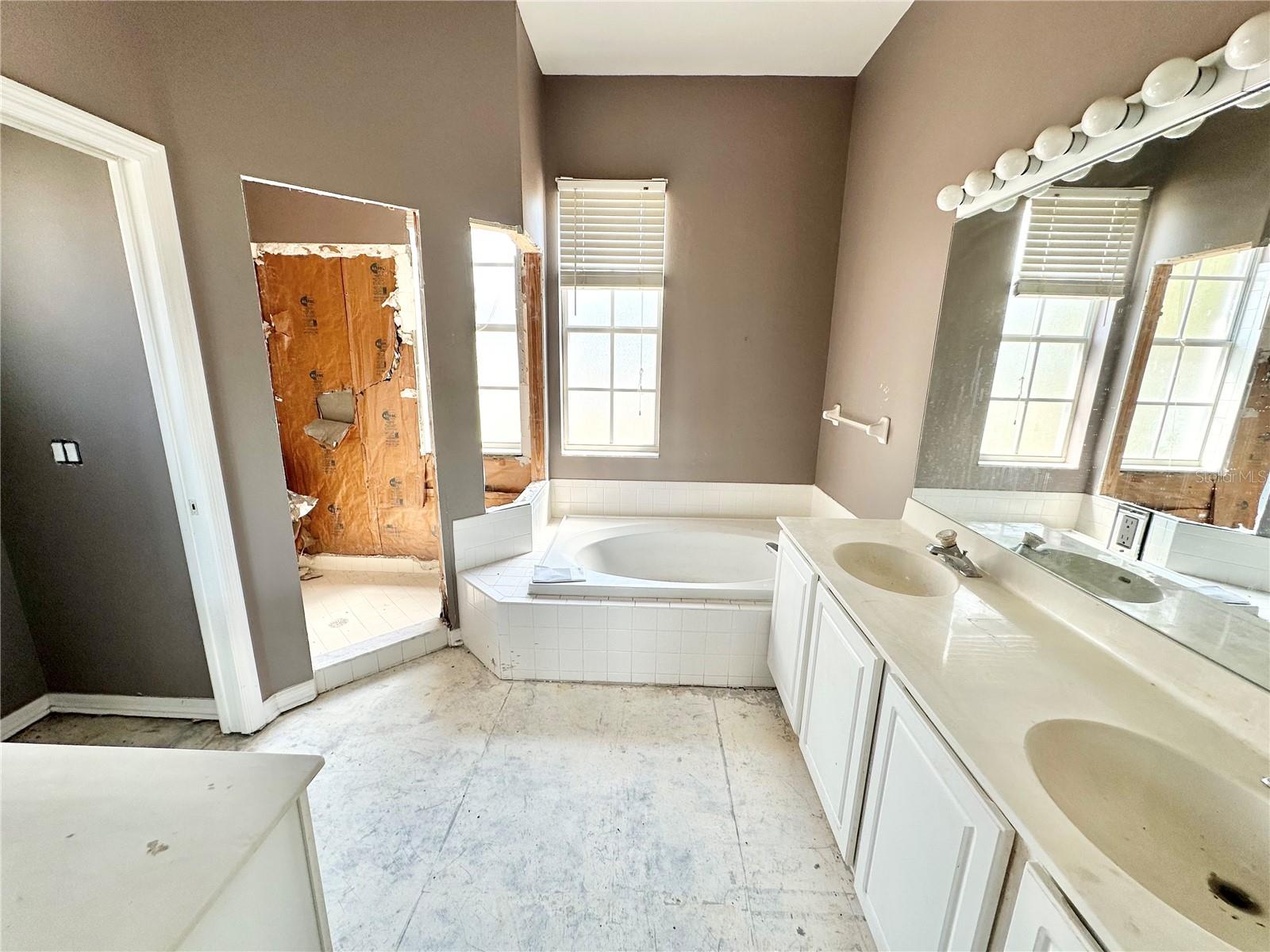 Image 18 of 40 For 1145 Riveredge Drive