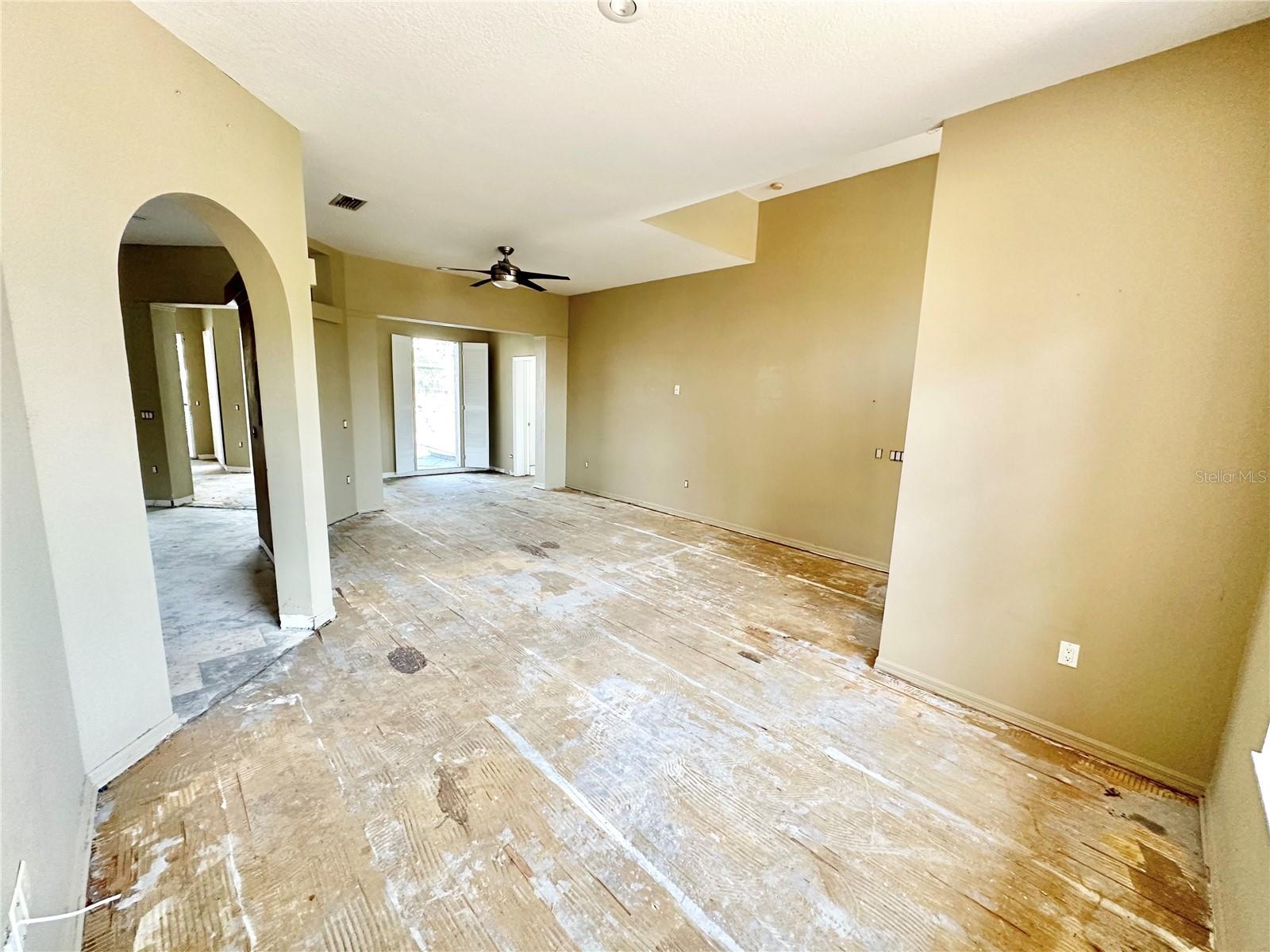 Image 5 of 40 For 1145 Riveredge Drive