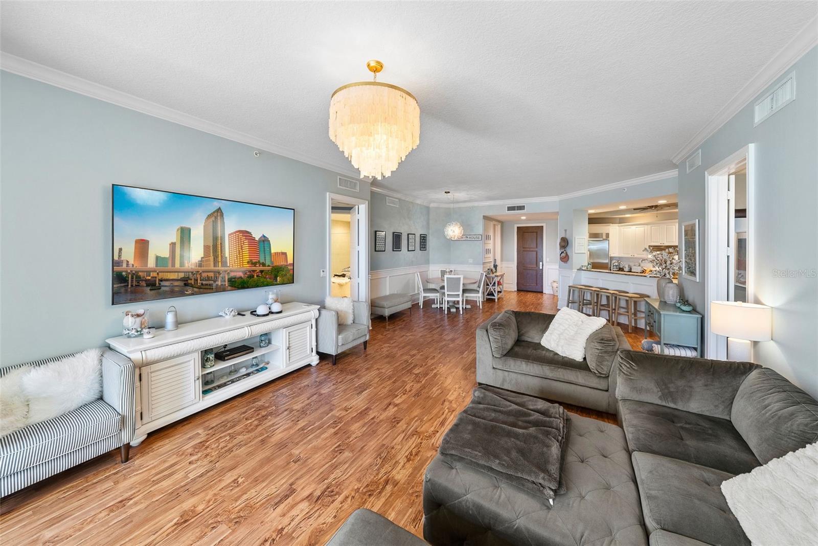 Image 13 of 100 For 470 Mandalay Avenue 303