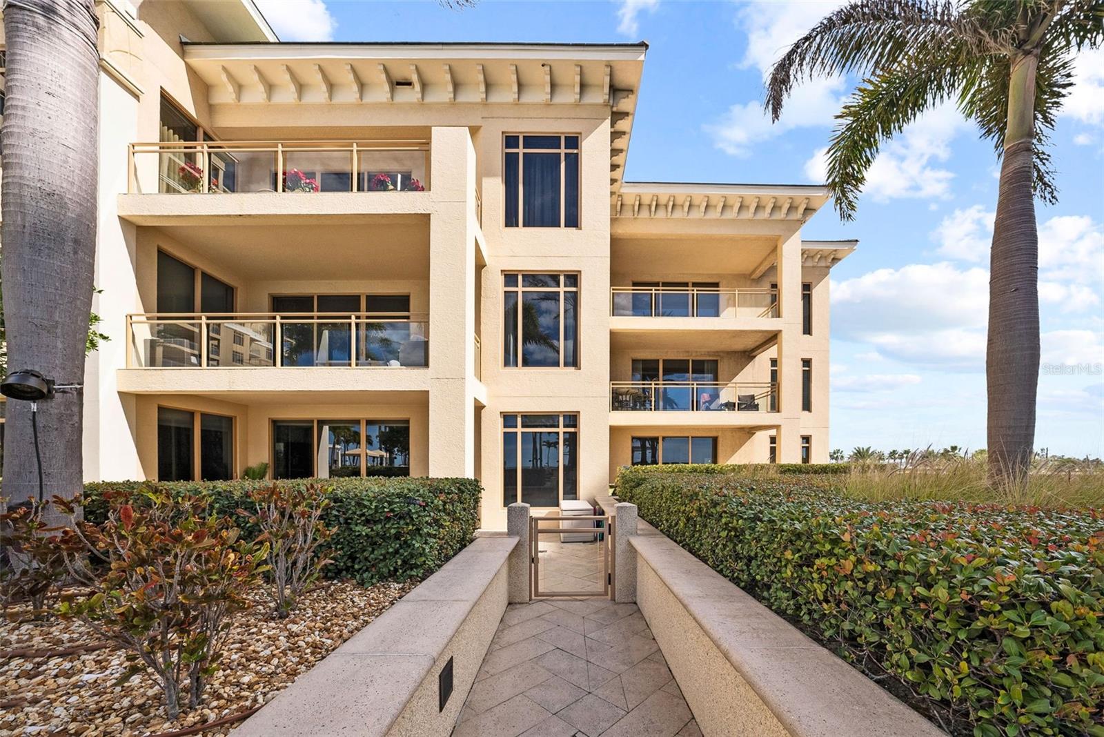 Image 24 of 100 For 470 Mandalay Avenue 303