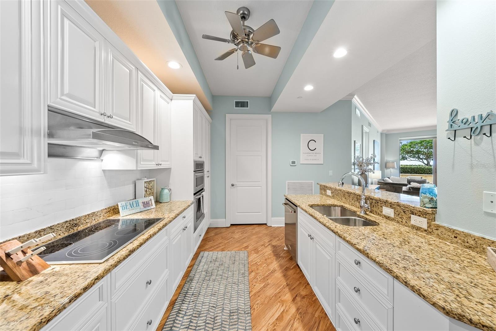 Image 25 of 100 For 470 Mandalay Avenue 303