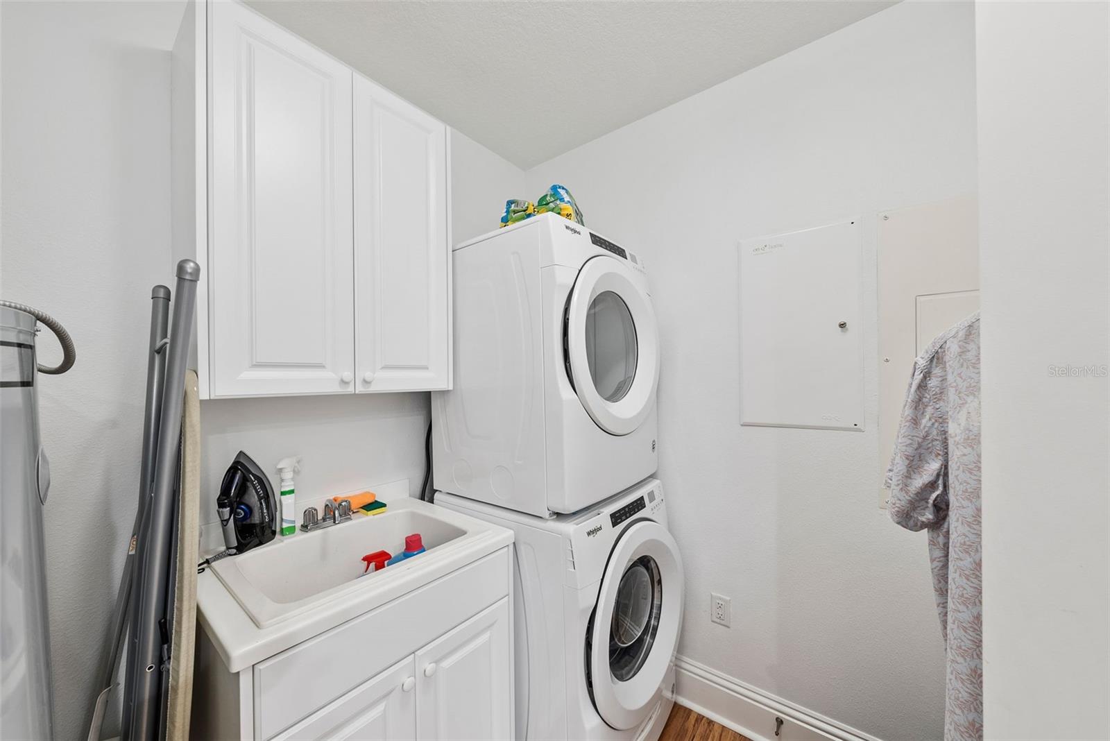 Image 27 of 100 For 470 Mandalay Avenue 303