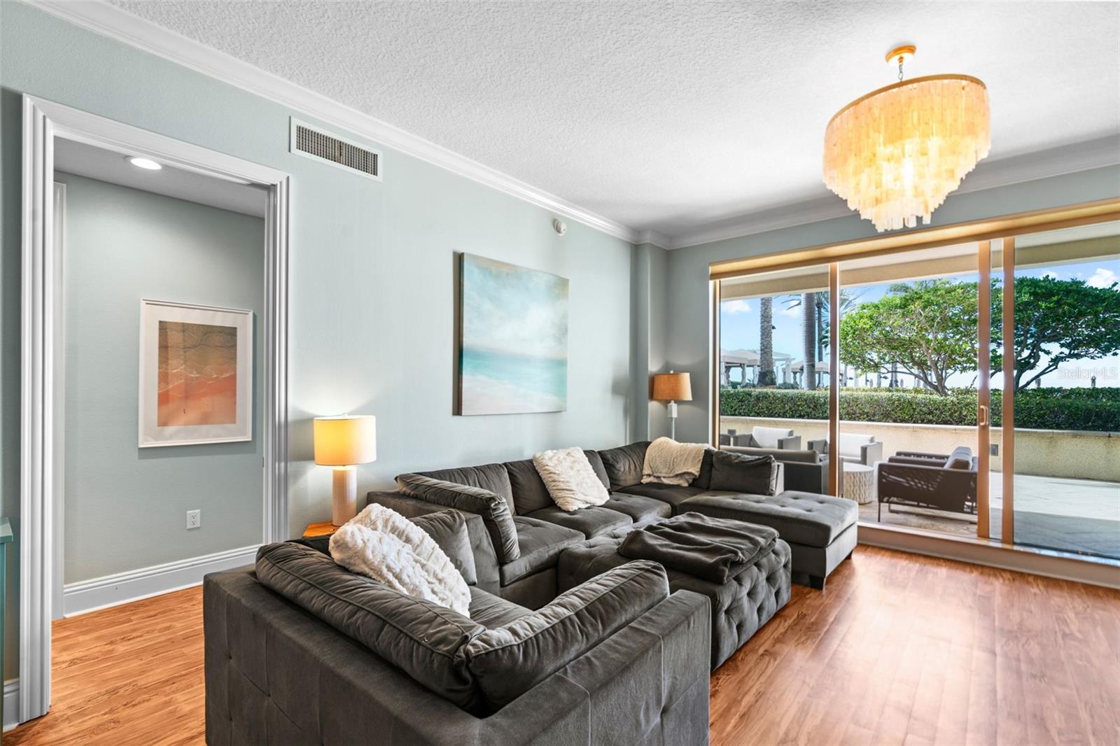 Image 39 of 100 For 470 Mandalay Avenue 303