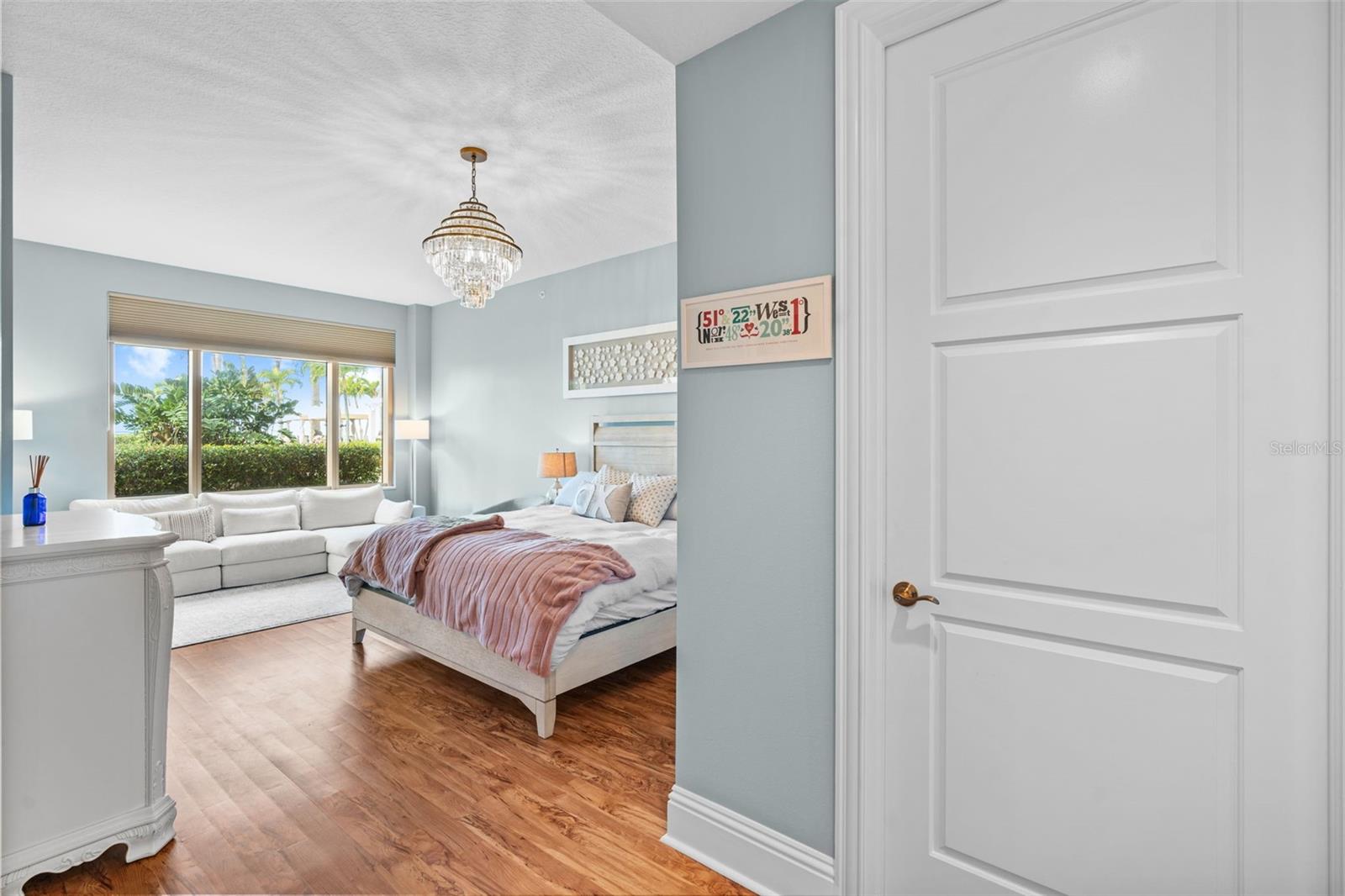 Image 40 of 100 For 470 Mandalay Avenue 303