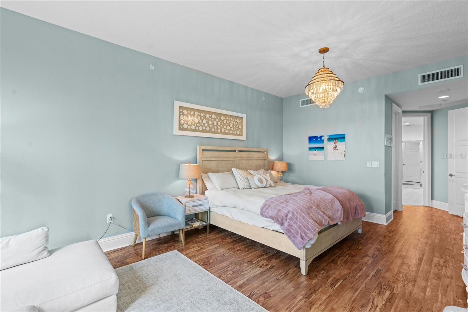 Image 48 of 100 For 470 Mandalay Avenue 303