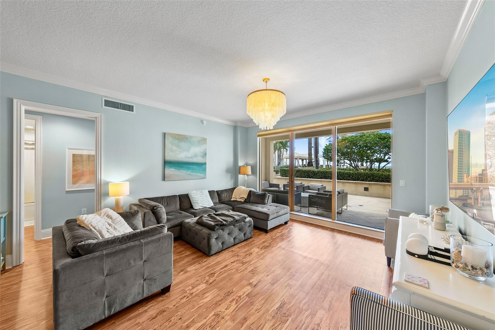 Image 54 of 100 For 470 Mandalay Avenue 303