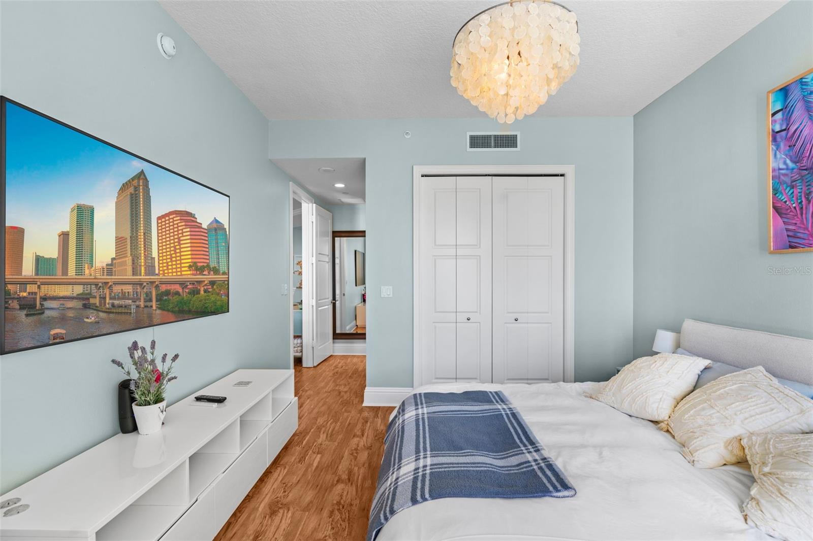 Image 60 of 100 For 470 Mandalay Avenue 303