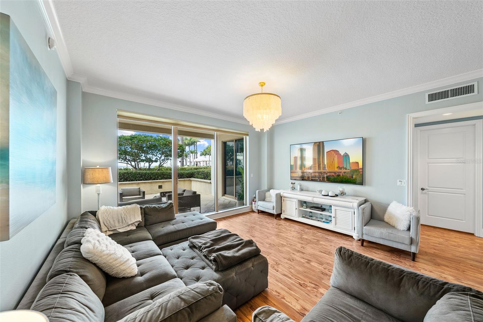 Image 7 of 100 For 470 Mandalay Avenue 303
