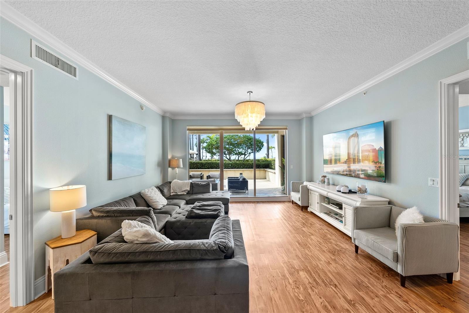 Image 8 of 100 For 470 Mandalay Avenue 303