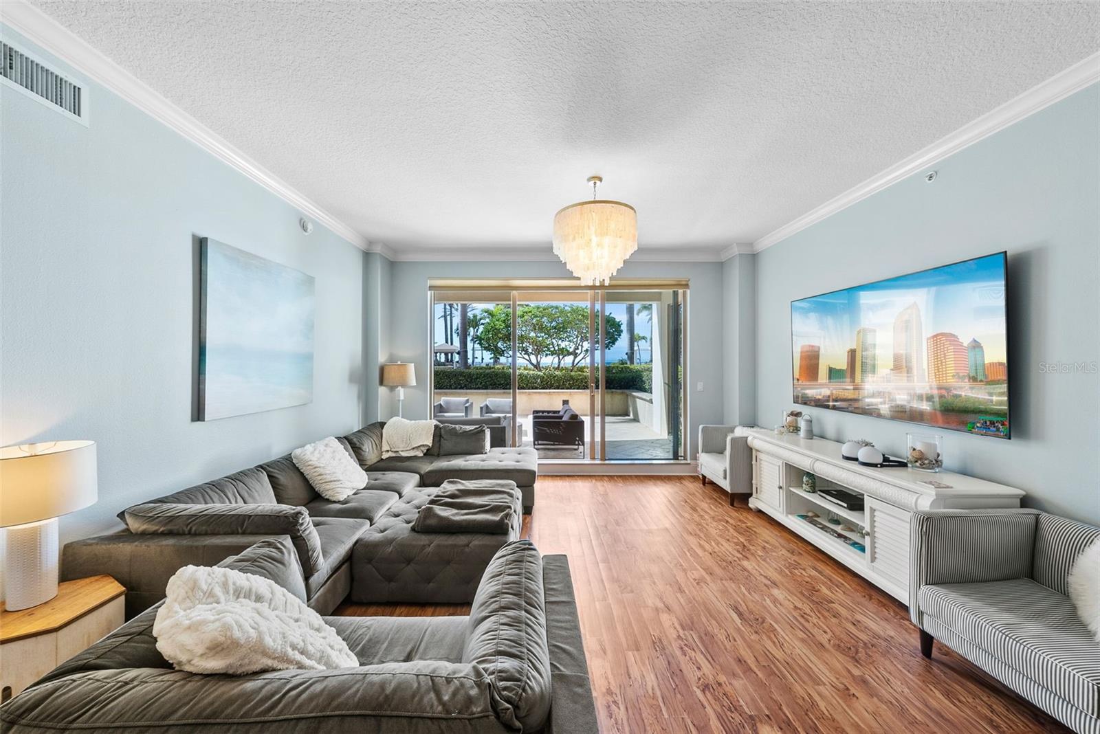 Image 9 of 100 For 470 Mandalay Avenue 303
