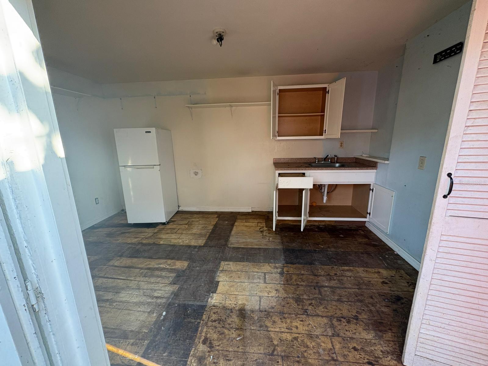 Image 15 of 21 For 10803 Florence Avenue