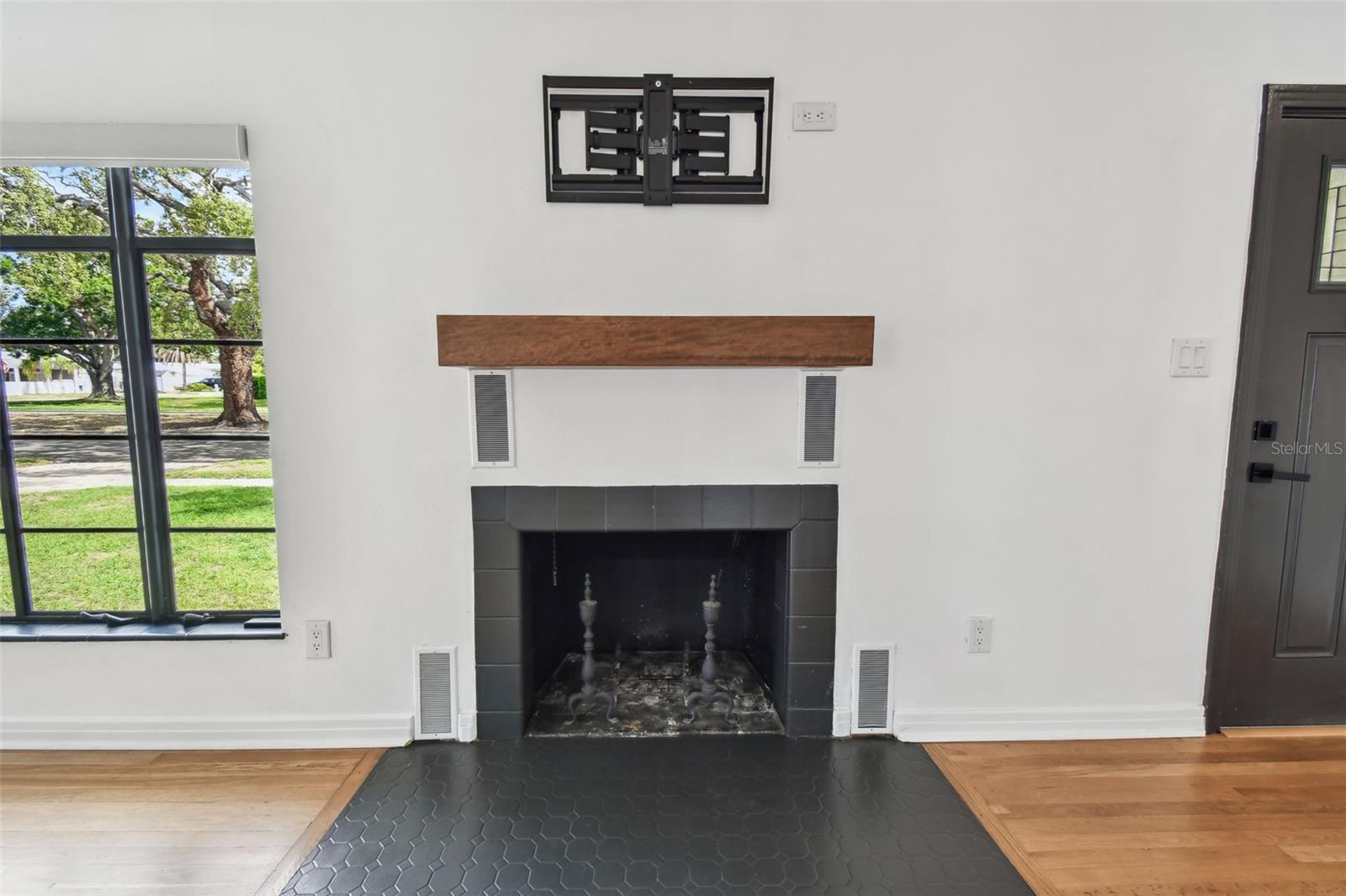 Image 18 of 85 For 4560 7th Avenue N