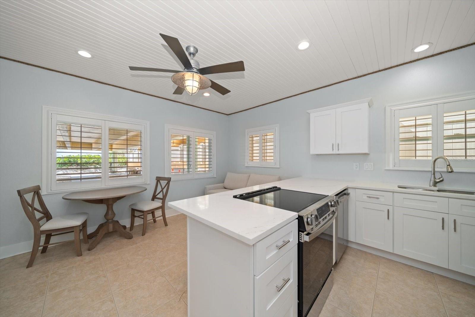 Image 14 of 38 For 19530 Gulf Boulevard 4a