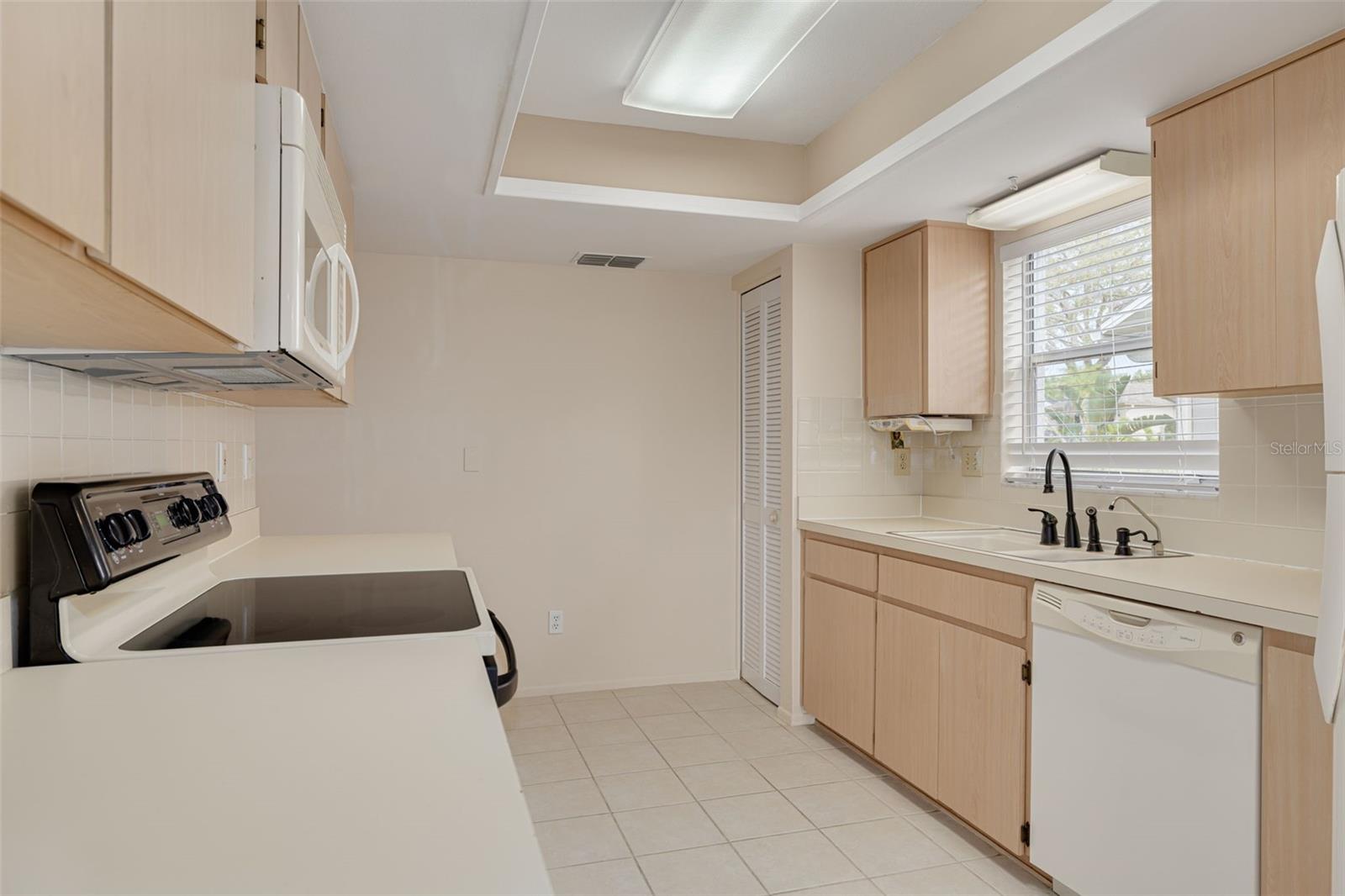 Image 19 of 35 For 3569 Oak Lake Drive
