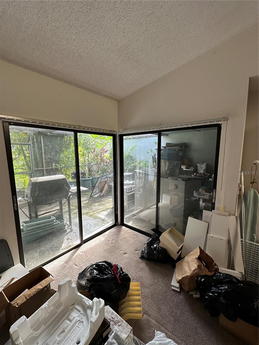Listing photo id 9 for 135 Pinewinds Boulevard