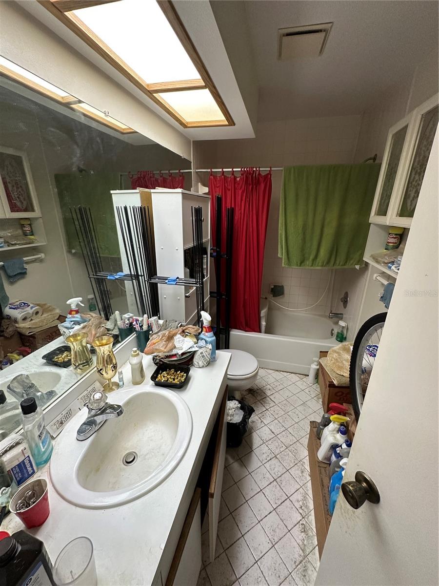 Listing photo id 11 for 135 Pinewinds Boulevard