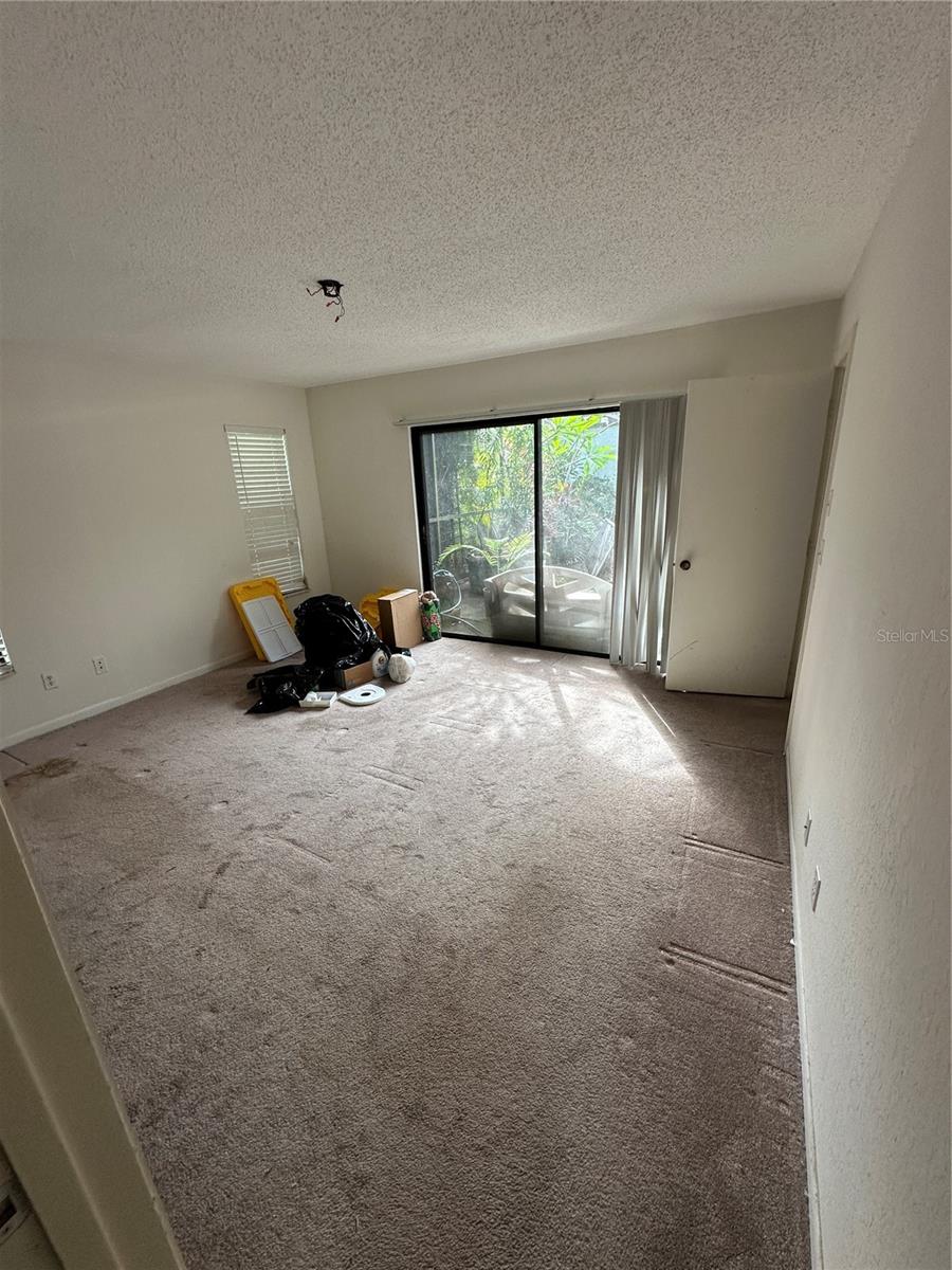 Listing photo id 17 for 135 Pinewinds Boulevard
