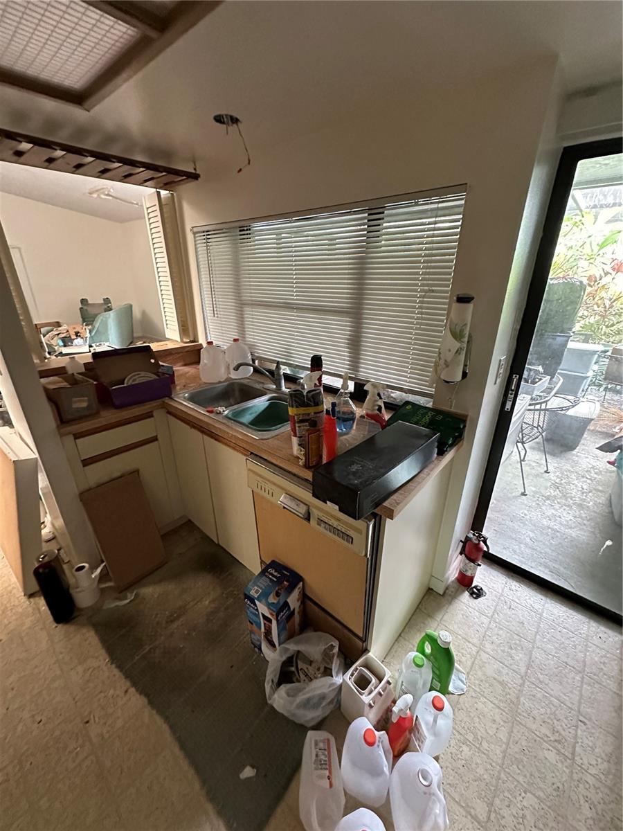 Listing photo id 5 for 135 Pinewinds Boulevard
