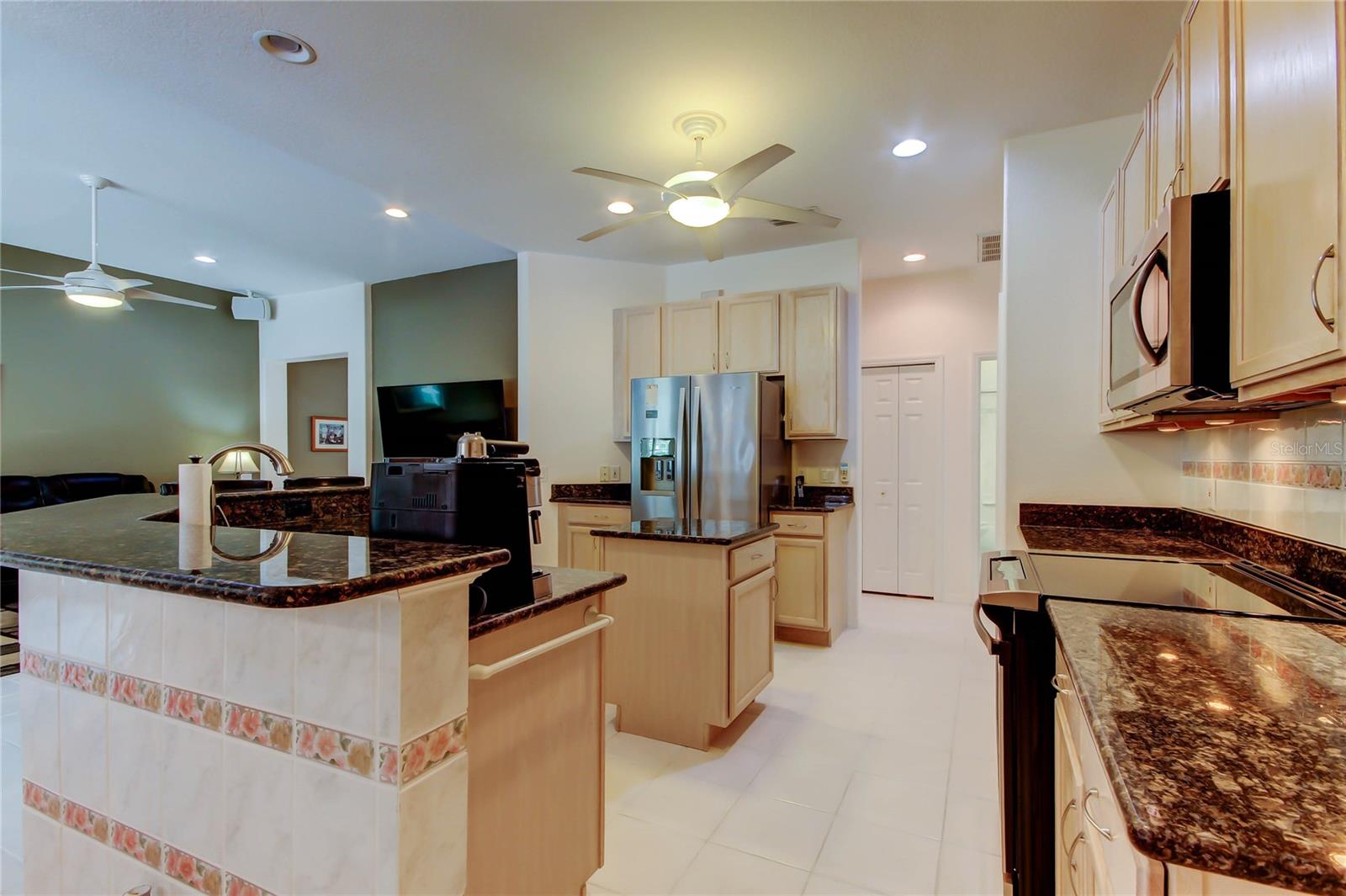 Image 18 of 61 For 2220 Elizabeth Way
