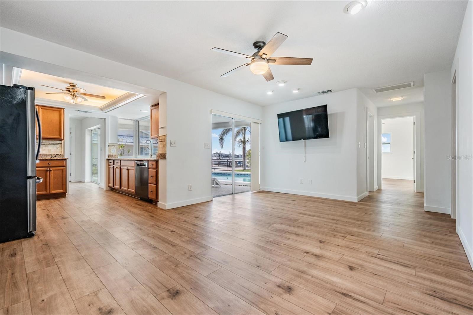 Image 20 of 58 For 7092 Shore Drive S