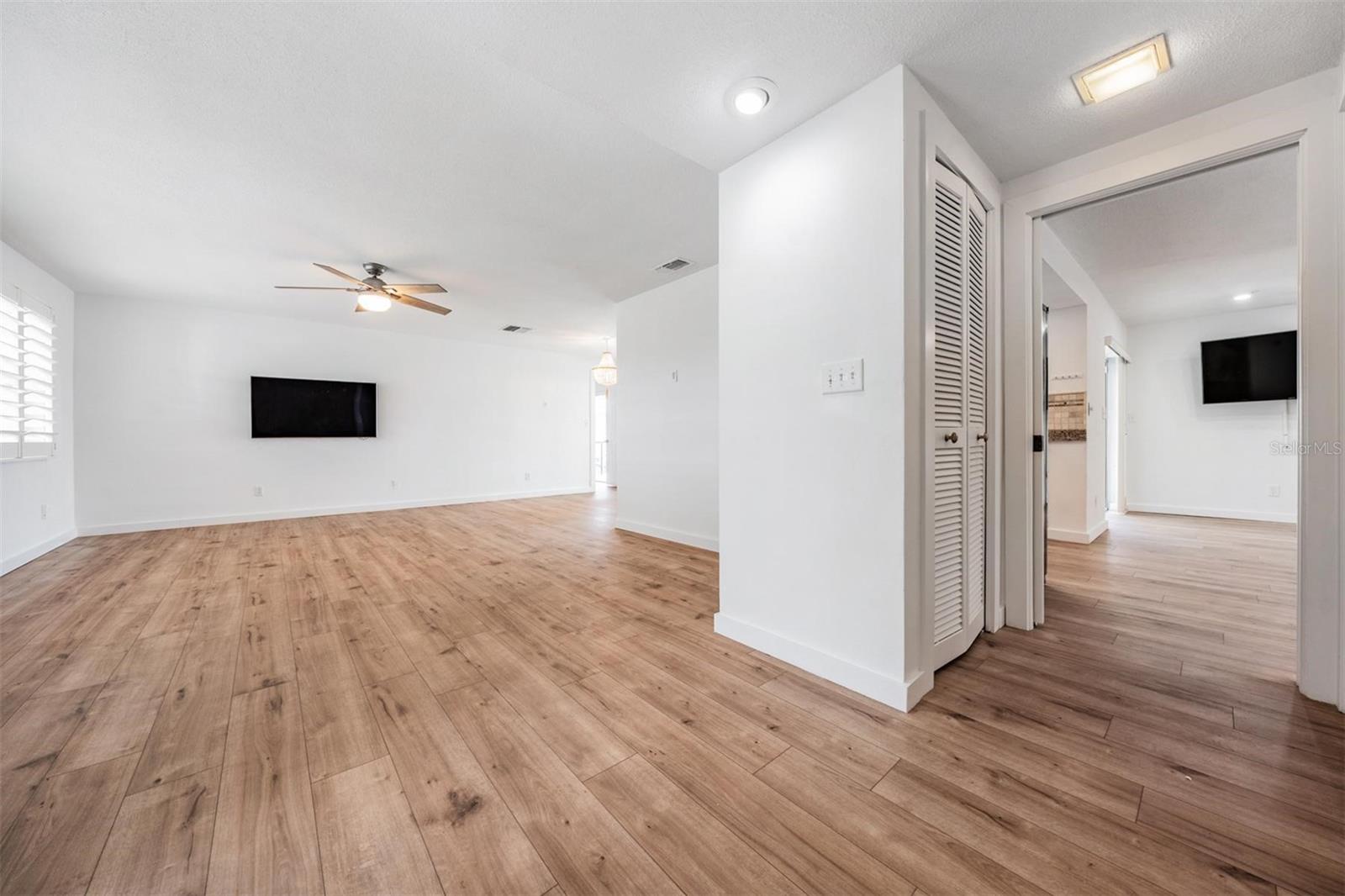 Image 21 of 58 For 7092 Shore Drive S