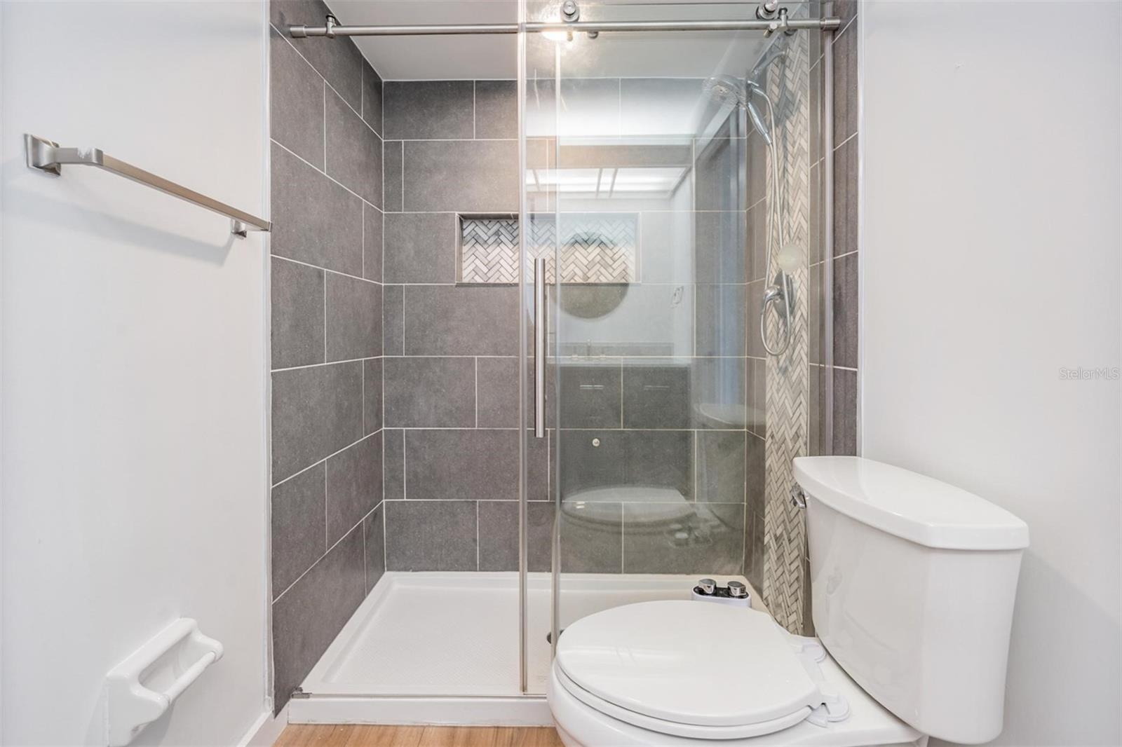 Image 40 of 58 For 7092 Shore Drive S