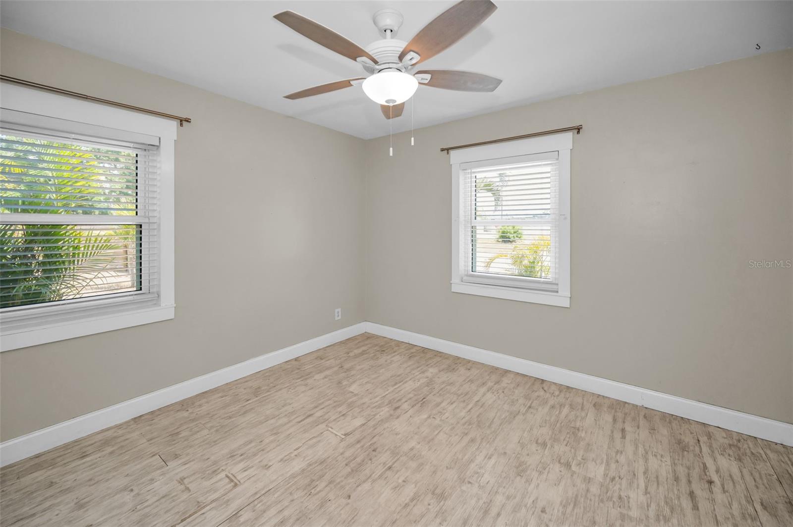 Image 11 of 35 For 1101 Essex Drive N