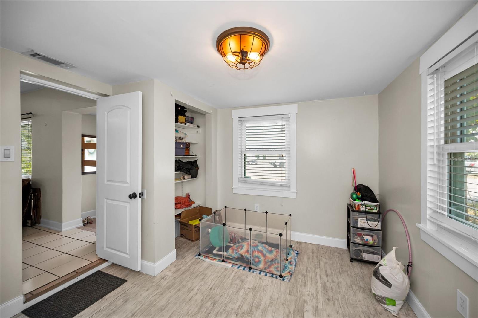 Image 14 of 35 For 1101 Essex Drive N