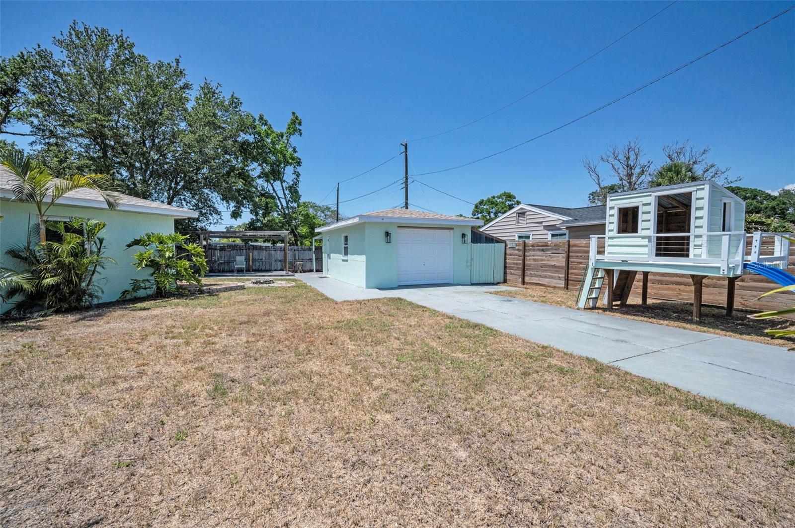 Image 16 of 35 For 1101 Essex Drive N