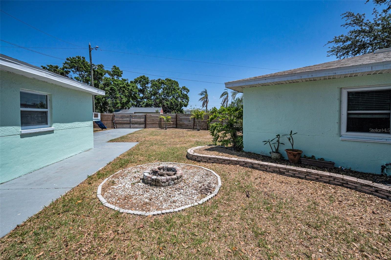 Image 17 of 35 For 1101 Essex Drive N