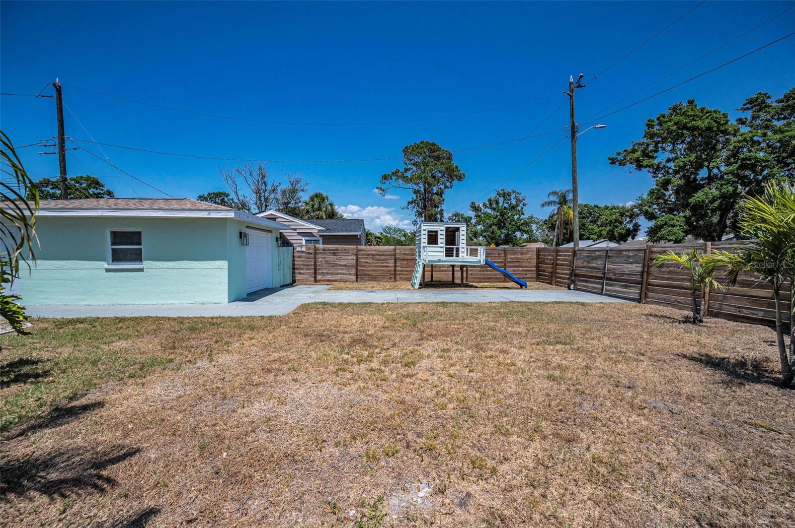 Image 18 of 35 For 1101 Essex Drive N