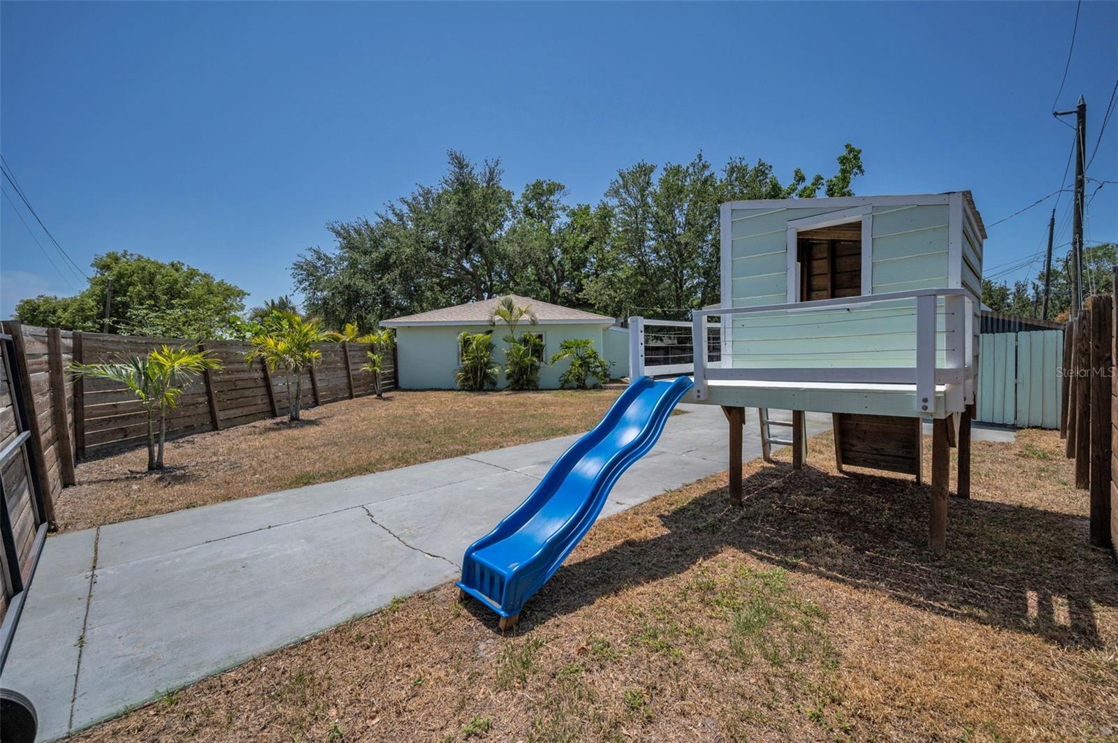 Image 19 of 35 For 1101 Essex Drive N