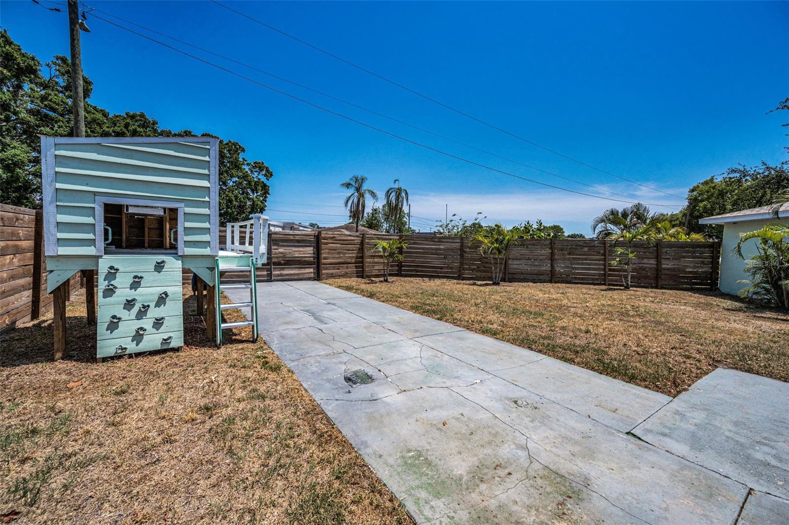 Image 22 of 35 For 1101 Essex Drive N
