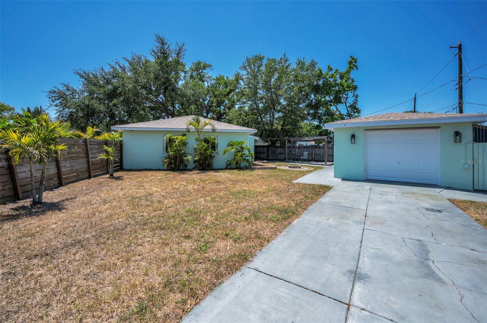 Image 23 of 35 For 1101 Essex Drive N