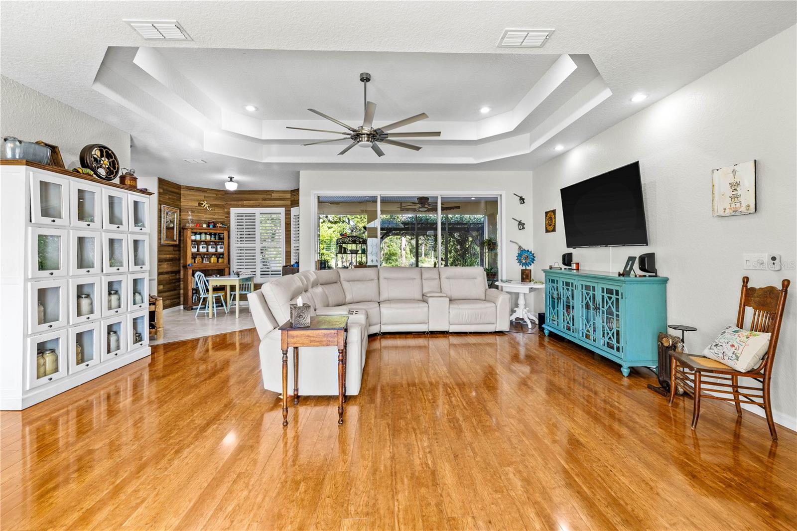 Listing photo id 1 for 5296 Slater Road