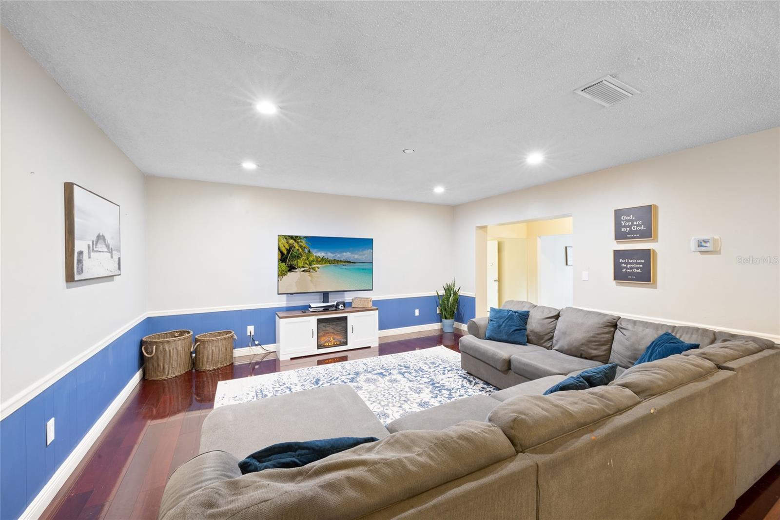 Image 10 of 51 For 916 Shangri La Drive