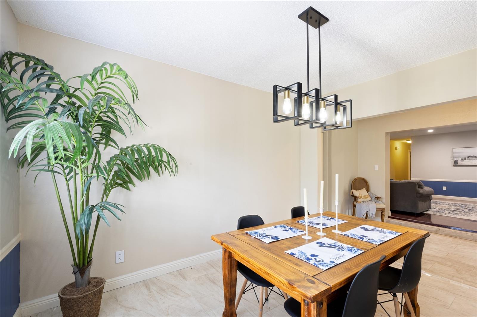 Image 13 of 51 For 916 Shangri La Drive